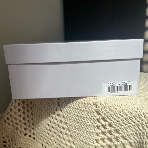 New in Box Sundance Dove Canyon Boots, Tan Suede size 40 EUR / 9 US - Picture 13 of 14